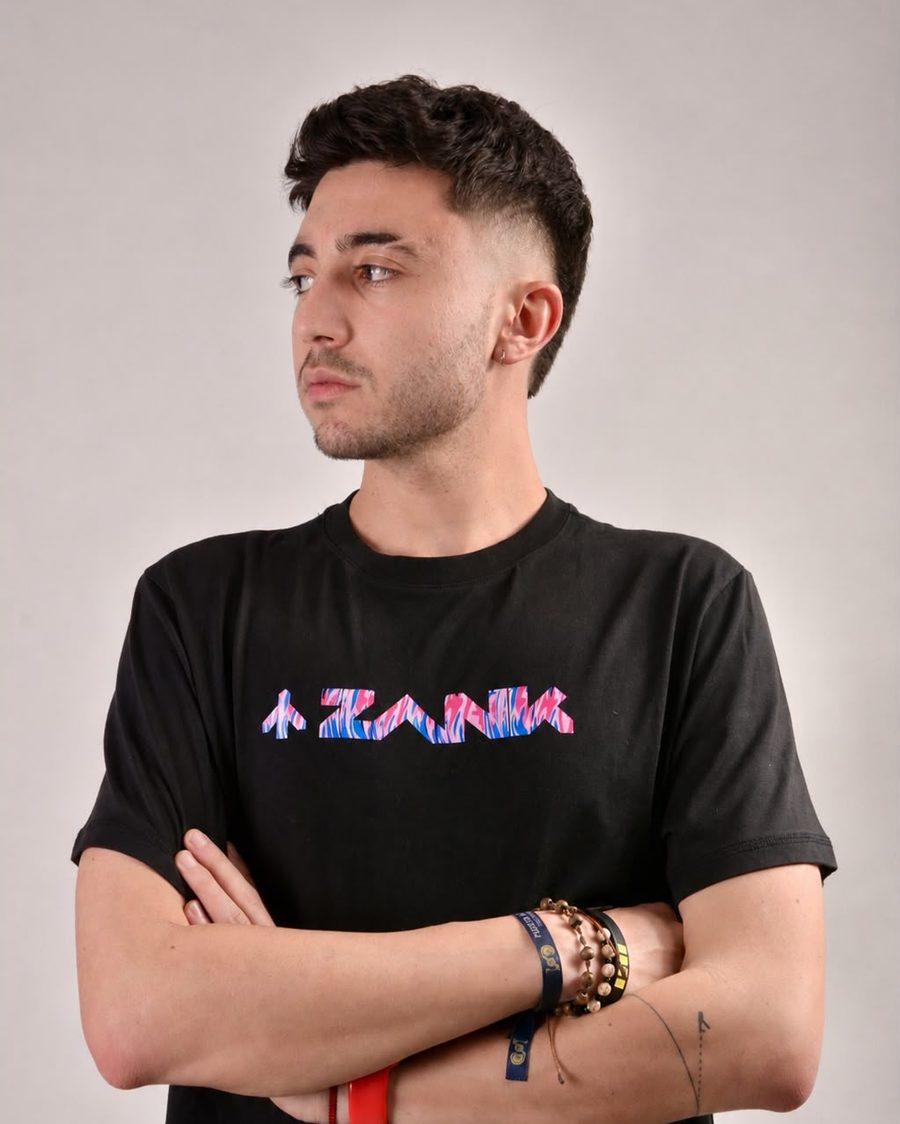 Retrato oficial de ZANK con camiseta de la marca