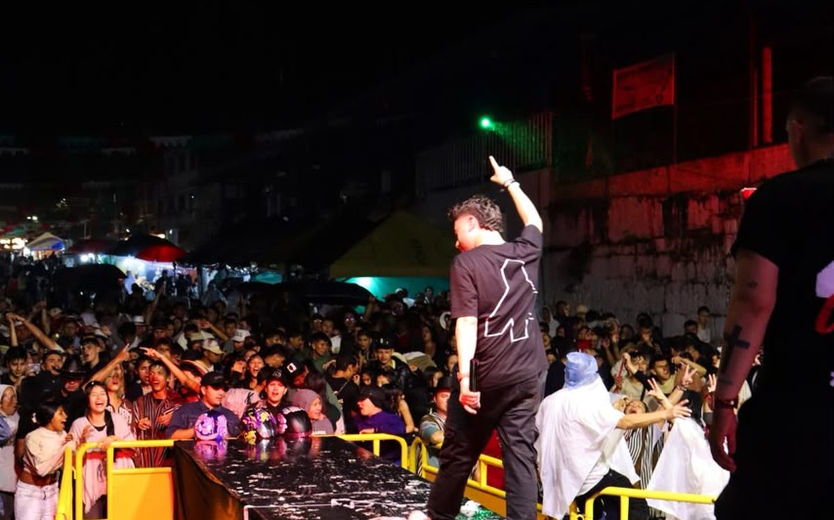 Tarima de noche con el público al frente durante un show de ZANK