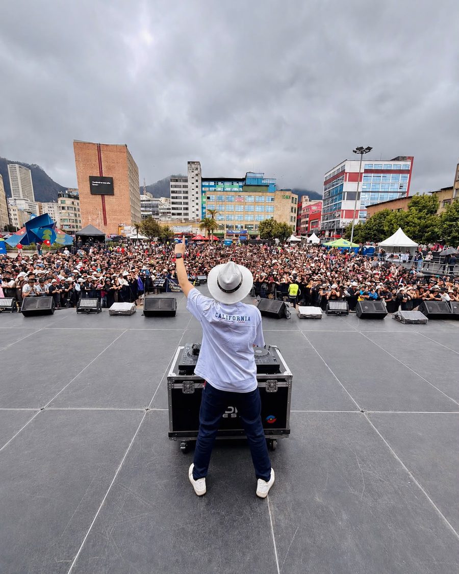 ZANK saludando a una multitud en una plaza de Bogotá