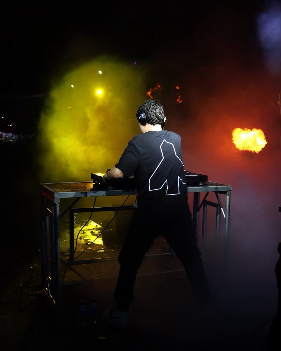 ZANK mezclando entre llamas y humo de escenario