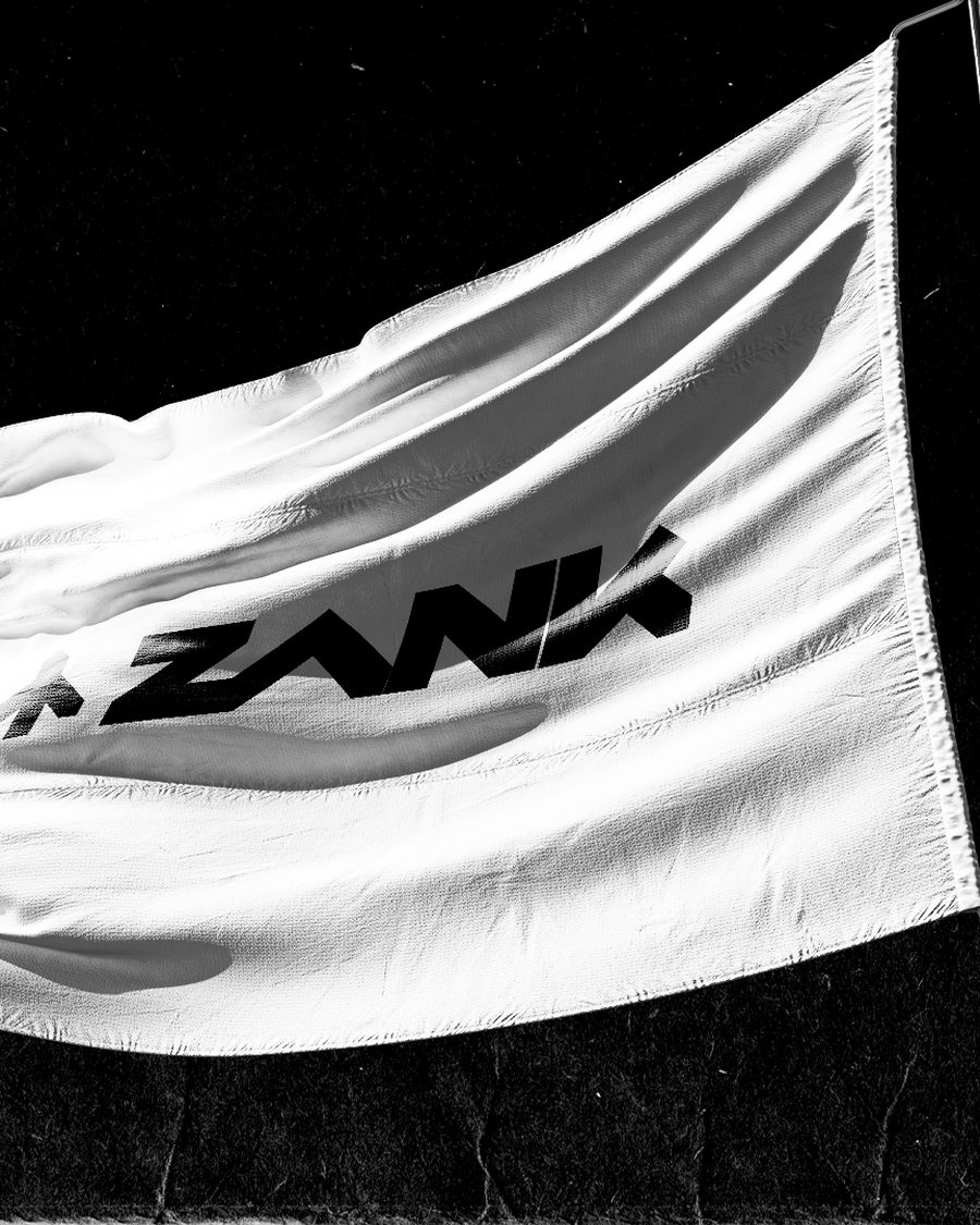 Bandera blanca con el logotipo de ZANK ondeando