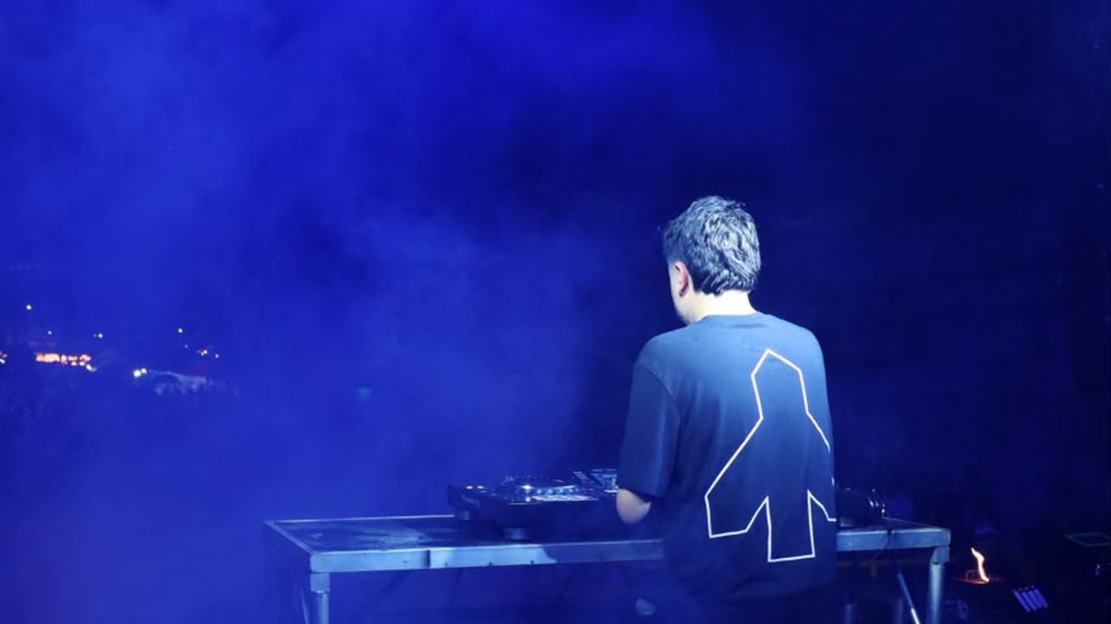 Escenario con iluminación y humo montado por ZANK Producciones
