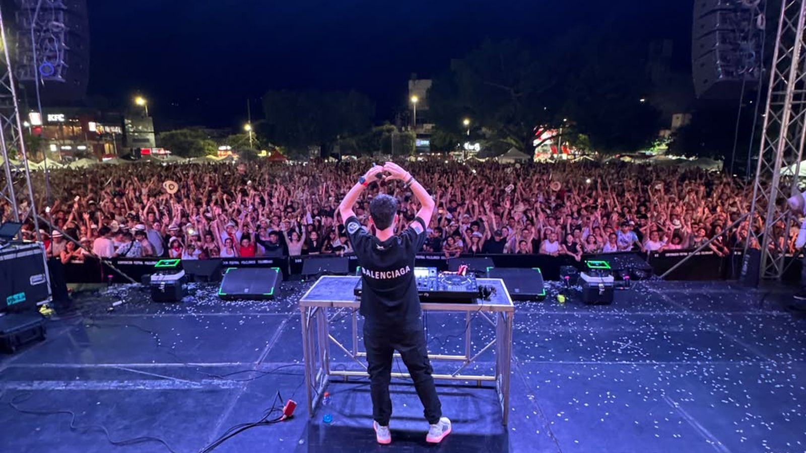 ZANK frente a miles de personas en un festival nocturno